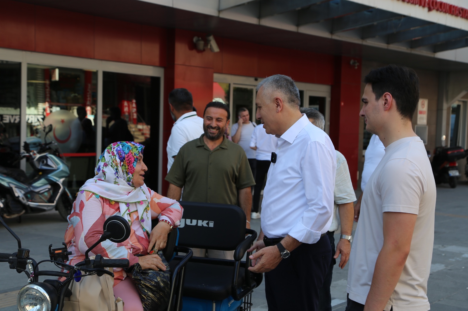 Her mahallesiyle Esenler diyerek sokak sokak, dükkan dükkan geziyoruz.